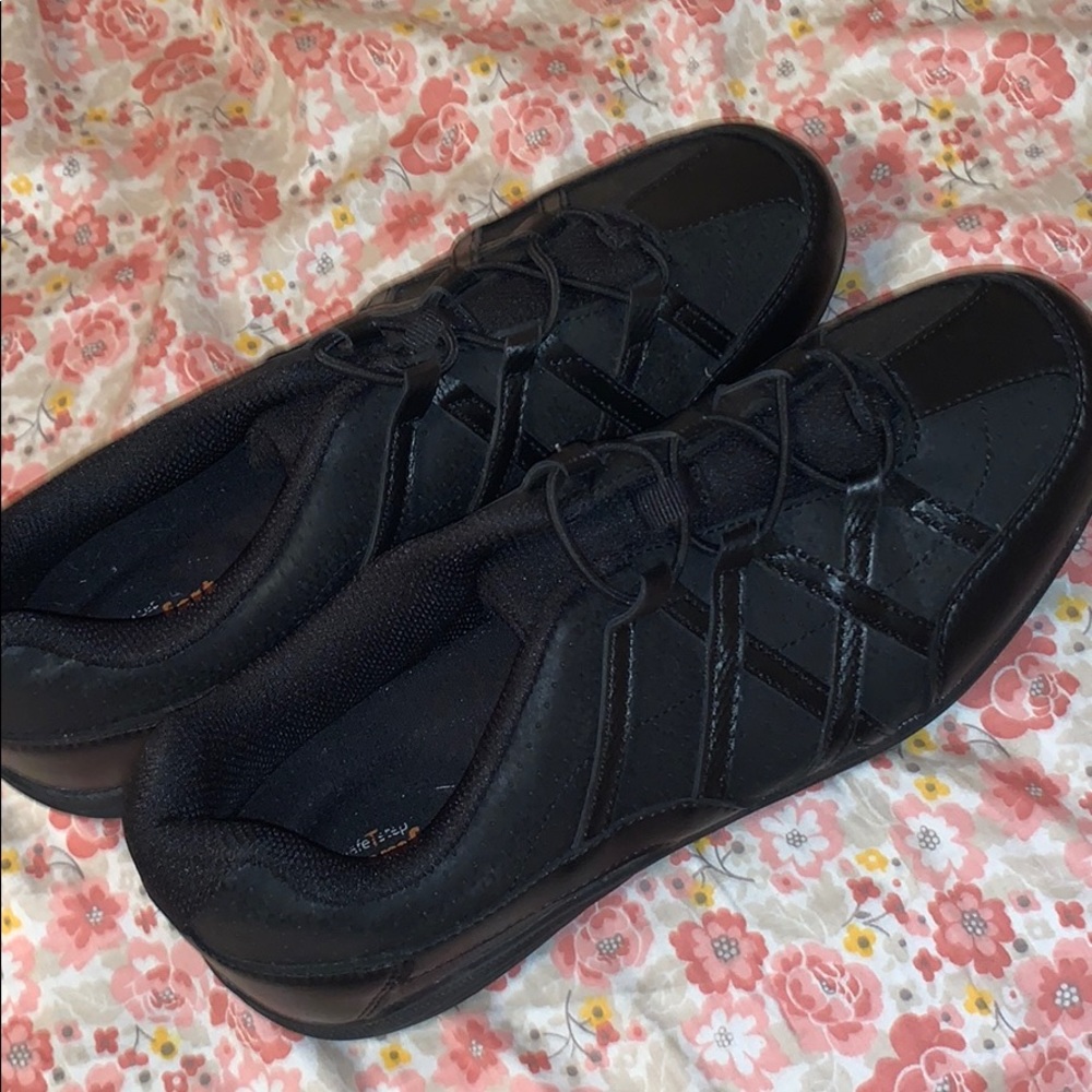 black sneekers